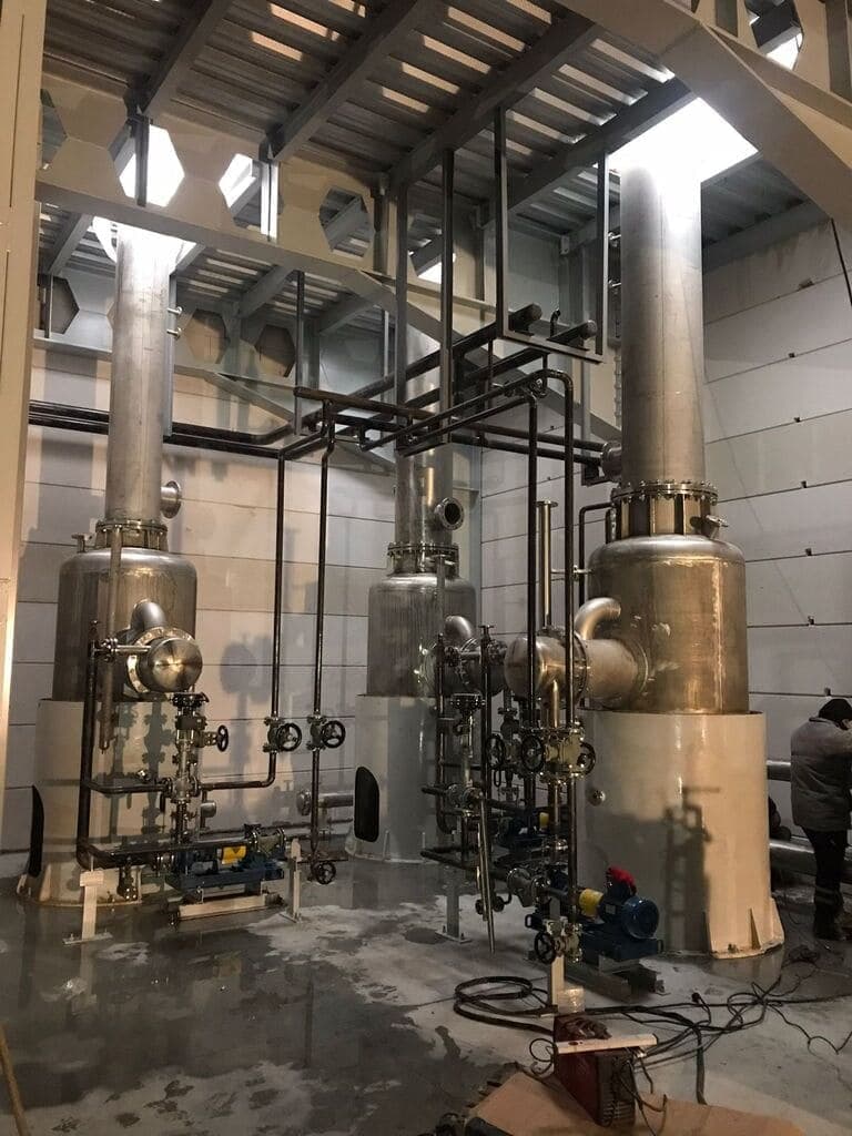Distillation columns, indoor installation