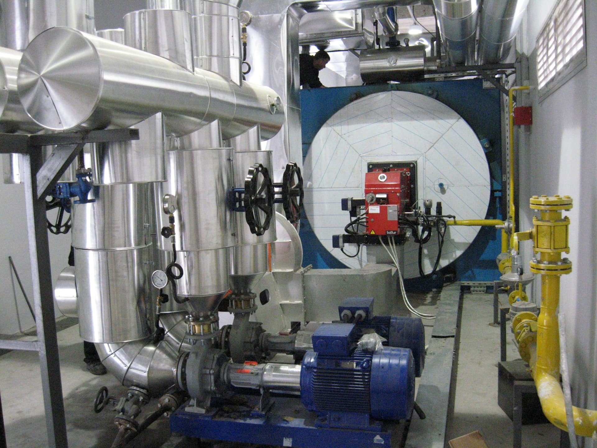 Thermal oil heater, burner and circulation pump