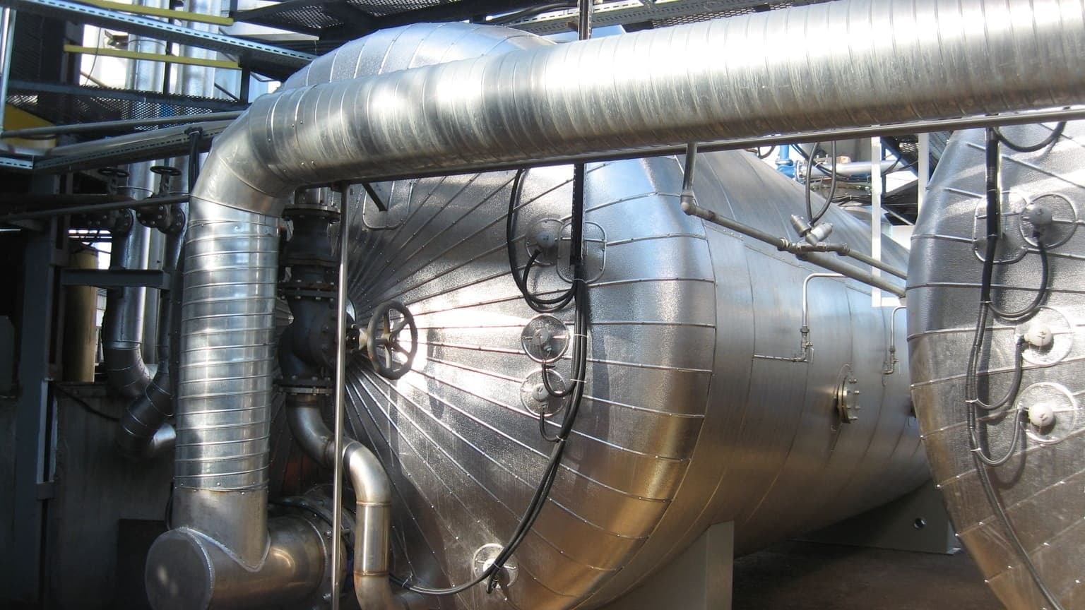 Insulated adsorber tank and air duct